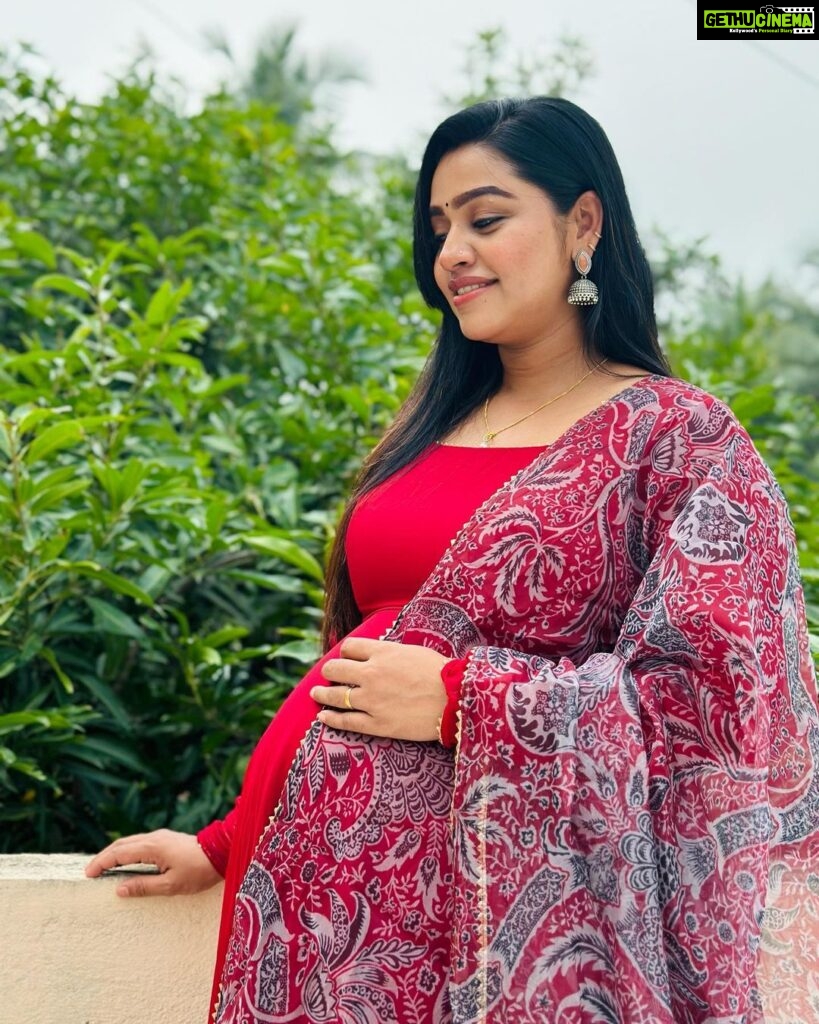 Gayathri Yuvraaj Instagram - Carrying a baby is the most rewarding experience a woman can enjoy.” 🤰💕 👗 @hamsini_boutique 📸 @shot_by_chitti