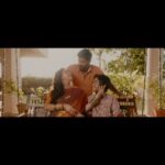 Gayathri Yuvraaj Instagram - மயில் இறகு வருடும் அந்த வரிகளை பார்த்து , ரசித்து பின் நாங்களாக மீண்டும் உருவாக்கிய (Recreation) அந்த cloning version of ours ✨மெர்சல் திரைப்படத்தின் ஆளப்போறான் தமிழன் பாடலின் Recreation Makeover @saranyamakeoverartistry Camera 📷 @karthikha_photography @styl_by_prathi @kavinilavan_filmmaker