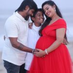 Gayathri Yuvraaj Instagram - ❤️❤️Family is not an important thing. It’s everything!! 👨‍👩‍👧‍👦 @yuvi_smart 💄 @kalaiartistry 👗 @baby_propshop 📸. @haran_official_