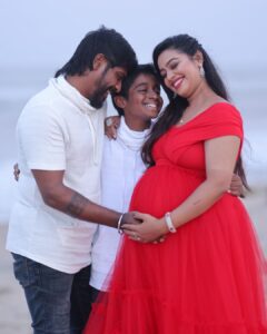 Gayathri Yuvraaj Instagram - ❤️❤️Family is not an important thing. 
It’s everything!! 👨‍👩‍👧‍👦 @yuvi_smart 

💄 @kalaiartistry 
 👗 @baby_propshop 
📸. @haran_official_