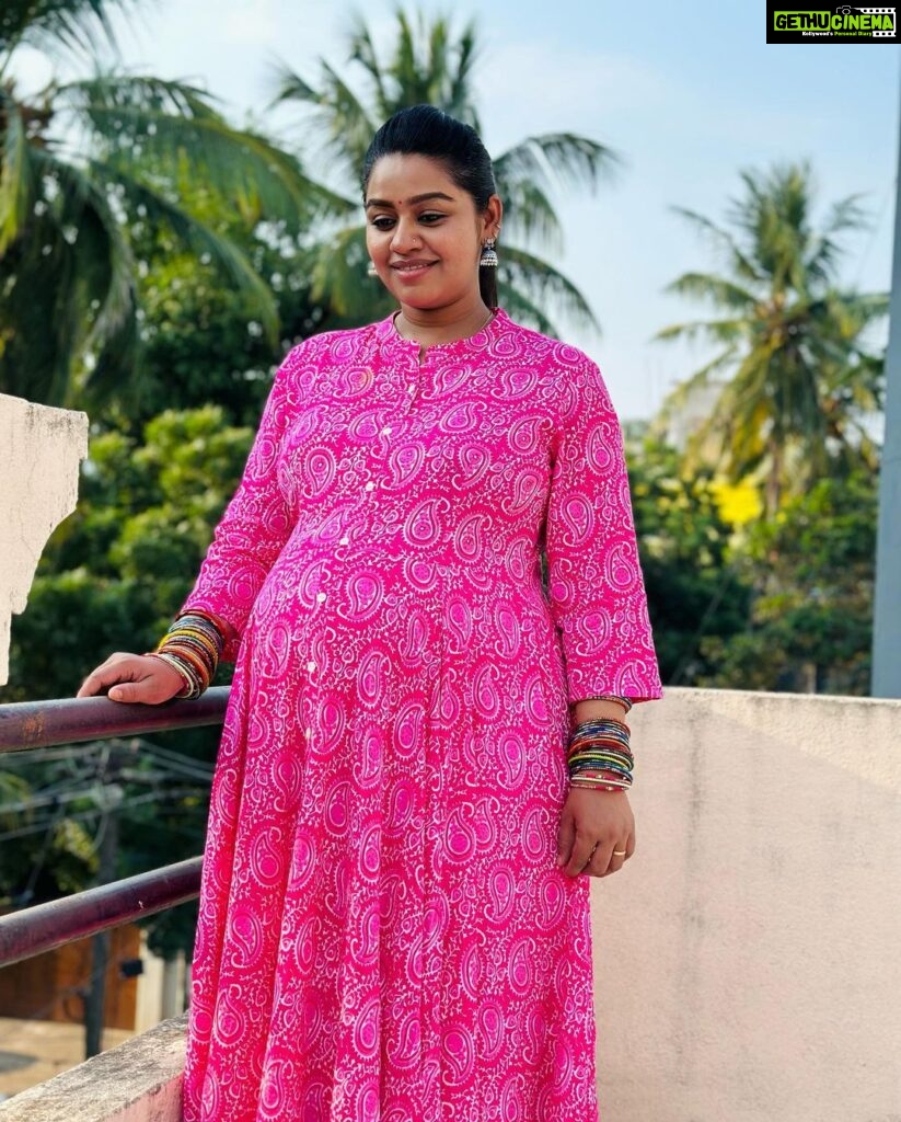 Gayathri Yuvraaj Instagram - Being pregnant means every day is another day closer to meeting the love of my life."💕💕🤰 Pink outfit @instorefashions 📸 @shot_by_chitti