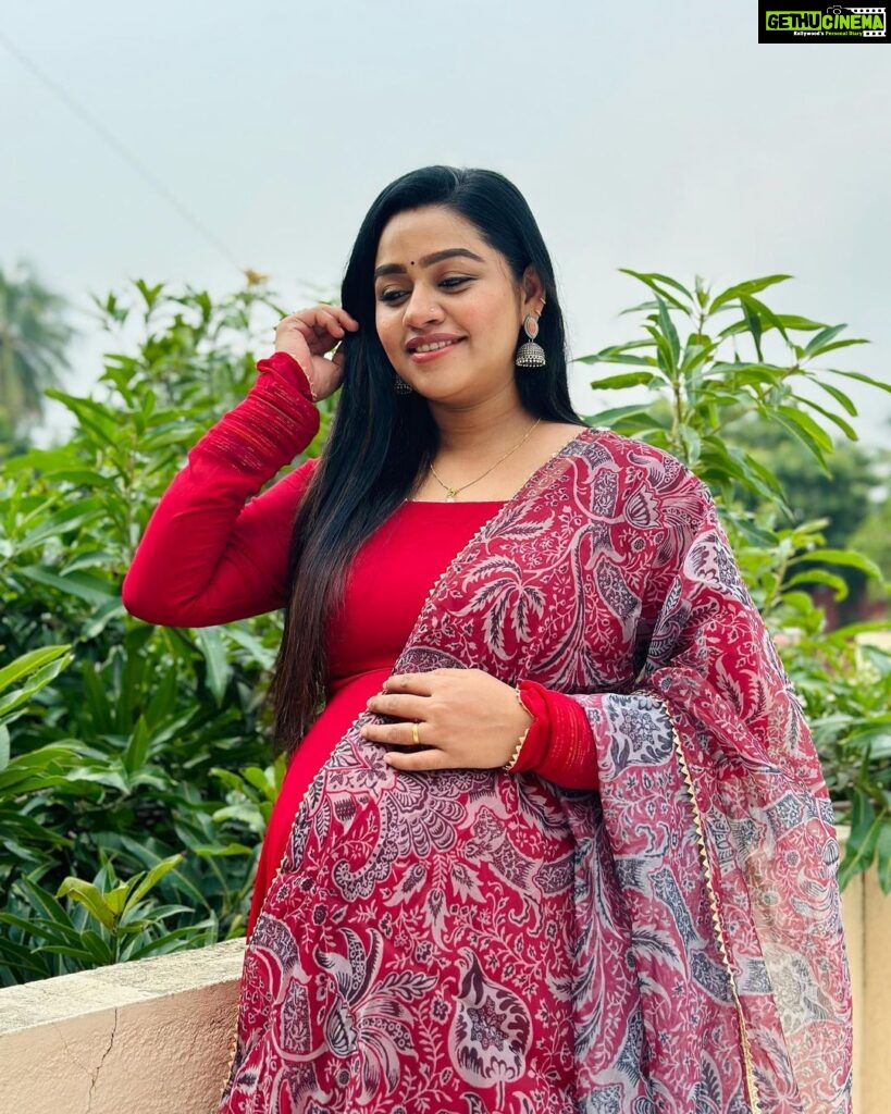 Gayathri Yuvraaj Instagram - Carrying a baby is the most rewarding experience a woman can enjoy.” 🤰💕 👗 @hamsini_boutique 📸 @shot_by_chitti