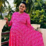 Gayathri Yuvraaj Instagram – Being pregnant means every day is another day closer to meeting the love of my life.”💕💕🤰
Pink outfit @instorefashions 
📸 @shot_by_chitti