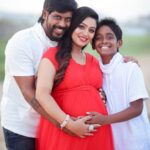 Gayathri Yuvraaj Instagram - ❤️❤️Family is not an important thing. It’s everything!! 👨‍👩‍👧‍👦 @yuvi_smart 💄 @kalaiartistry 👗 @baby_propshop 📸. @haran_official_