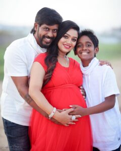 Gayathri Yuvraaj Instagram - ❤️❤️Family is not an important thing. 
It’s everything!! 👨‍👩‍👧‍👦 @yuvi_smart 

💄 @kalaiartistry 
 👗 @baby_propshop 
📸. @haran_official_