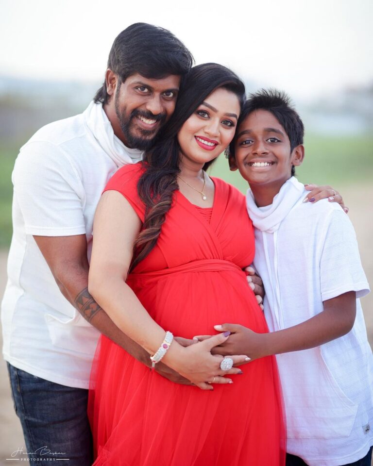 Gayathri Yuvraaj Instagram - ❤️❤️Family is not an important thing. It’s everything!! 👨‍👩‍👧‍👦 @yuvi_smart 💄 @kalaiartistry 👗 @baby_propshop 📸. @haran_official_