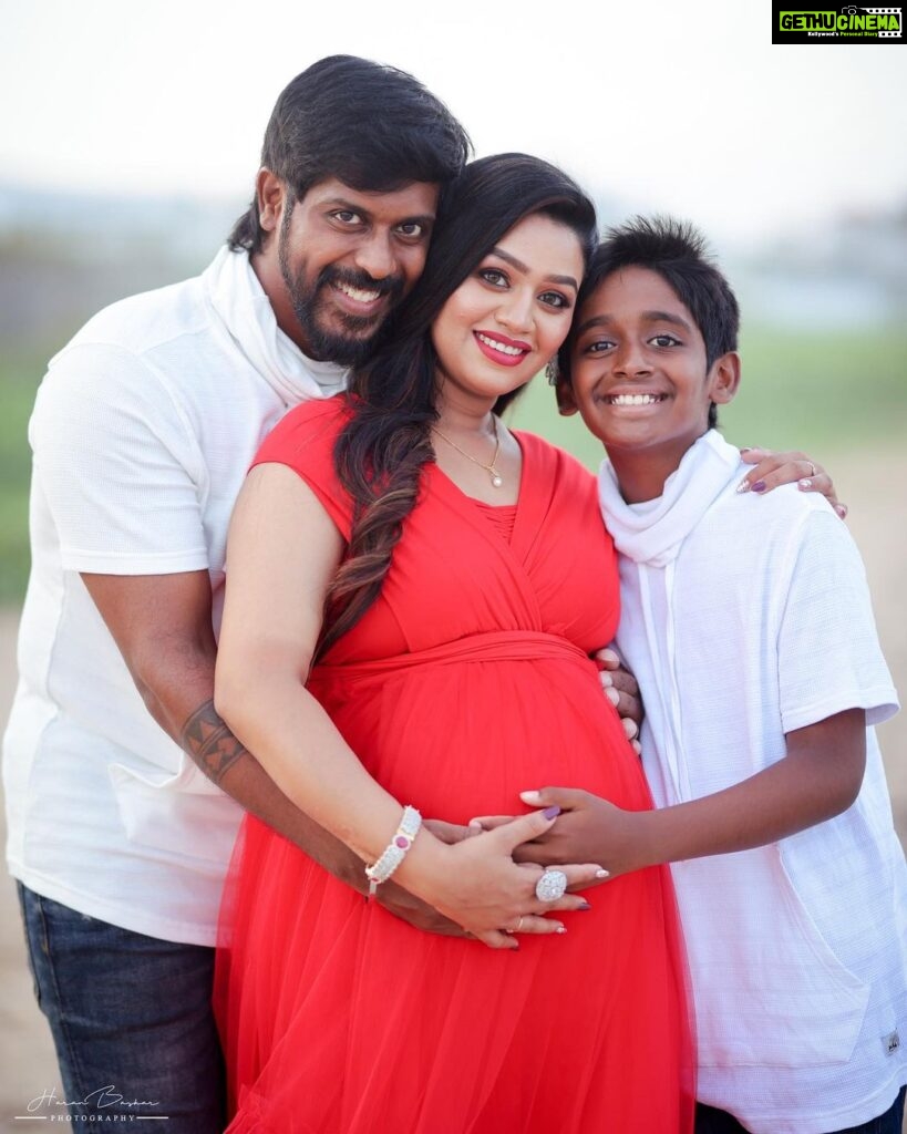 Gayathri Yuvraaj Instagram - ❤❤Family is not an important thing. It’s everything!! 👨‍👩‍👧‍👦 @yuvi_smart 💄 @kalaiartistry 👗 @baby_propshop 📸. @haran_official_