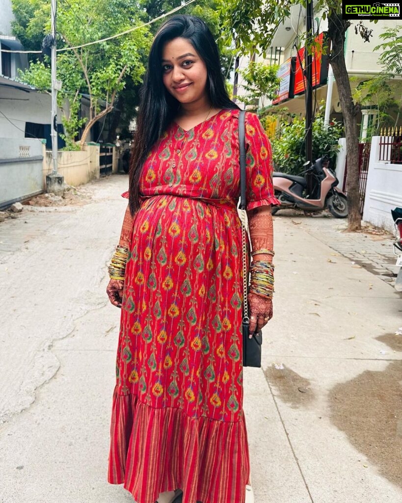 Gayathri Yuvraaj Instagram - Happy Monday 🤗 Maternity wear @momzcradle
