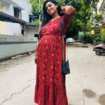 Gayathri Yuvraaj Instagram - Happy Monday 🤗 Maternity wear @momzcradle