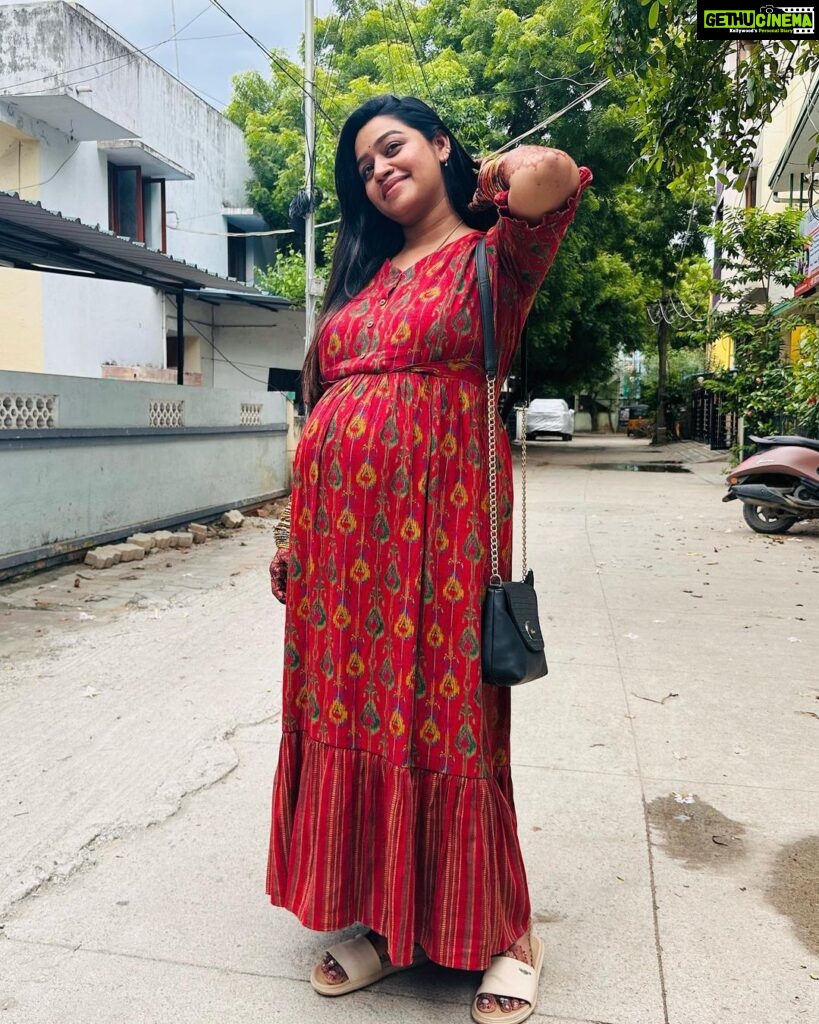 Gayathri Yuvraaj Instagram - Happy Monday 🤗 Maternity wear @momzcradle