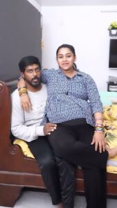 Gayathri Yuvraaj Instagram - Fun time with my man 🤗 @yuvi_smart 

📸 @shot_by_chitti @kalies_chittiboy 

@joshapp.tamil @officialjoshapp #joshmeinaaja 

#rajabandung #funtimes #pragnancystyle