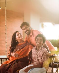 Gayathri Yuvraaj Instagram - The most important thing in the world is family and love.” 👨‍👩‍👦 @yuvi_smart #tarunyuvaraj Happy saraswati puja to all 🙏🏻 Makeover @saranyamakeoverartistry Camera 📷 @karthikha_photography @styl_by_prathi @kavinilavan_filmmaker #happyfamily #belssedfamily #👨‍👩‍👦