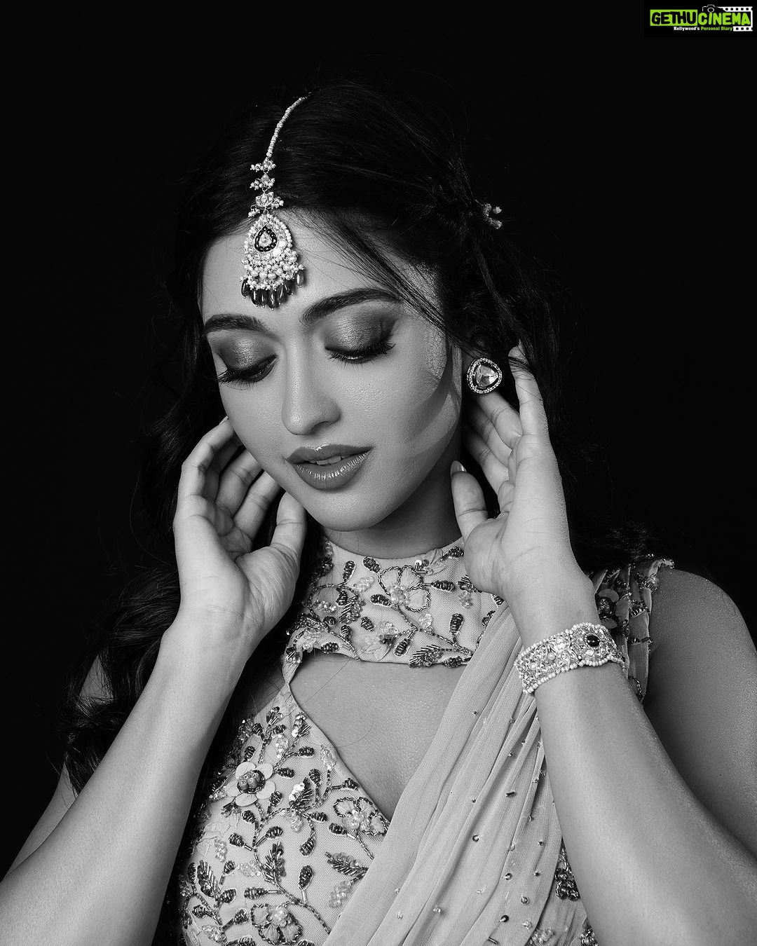 Gayatri Bhardwaj Instagram - In my संस्कारी era✨ Wearing @shlokakhialaniofficial @mintandmilkpr Styled by @letstalkfashion.official earrings @thetrinkaholic Bracelet @visista_goldanddiamonds_ Jewellery stylist @blend9studio Hair and makeup @shivani.shettyehmua Clicked by @tdf.thedreamfilmer