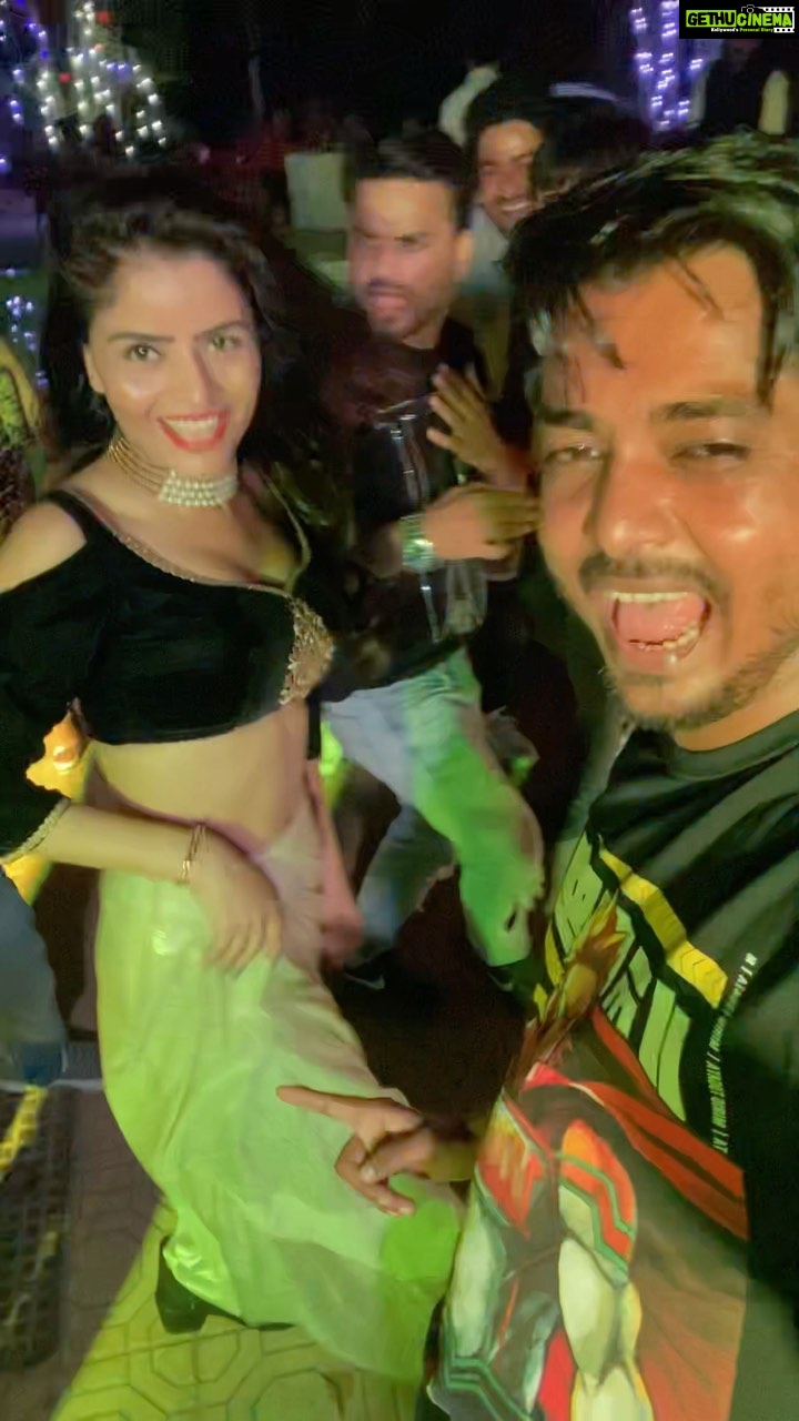 Gehana Vasisth Instagram - Masti with team … director producer actor actress production Dop makeup and Sab log … Akhir ham Sab mil Kar hi to Ek project khada karte hai .. Nothing happnd by just a click A big team requires to make taj-mahal … . . . . #gehnavasisth #party #event #happy #birthday #love #glory #celebration #celebrity