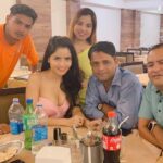 Gehana Vasisth Instagram - M lucky to have u all as my friends … Sometimes I feel what I hv earnt then I calculate u all and I realise that m a billionaire… . I must say it was. Great evening …. . . #friendship #friendshipgoals #friends #evening #dinner #food #icecream #naturals #love #shoot #artist #actress #ott #director #happy #success