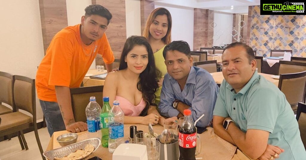 Gehana Vasisth Instagram - M lucky to have u all as my friends … Sometimes I feel what I hv earnt then I calculate u all and I realise that m a billionaire… . I must say it was. Great evening …. . . #friendship #friendshipgoals #friends #evening #dinner #food #icecream #naturals #love #shoot #artist #actress #ott #director #happy #success