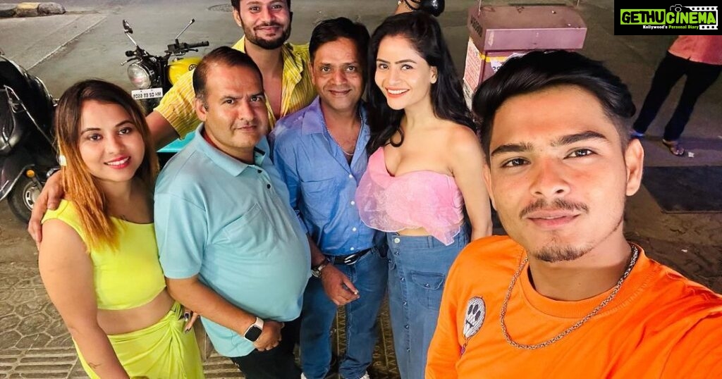 Gehana Vasisth Instagram - M lucky to have u all as my friends … Sometimes I feel what I hv earnt then I calculate u all and I realise that m a billionaire… . I must say it was. Great evening …. . . #friendship #friendshipgoals #friends #evening #dinner #food #icecream #naturals #love #shoot #artist #actress #ott #director #happy #success