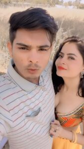 Gehana Vasisth Instagram - Had great fun while shooting #memes #trending #hit #gehanavasisth #reels #reelsinstagram