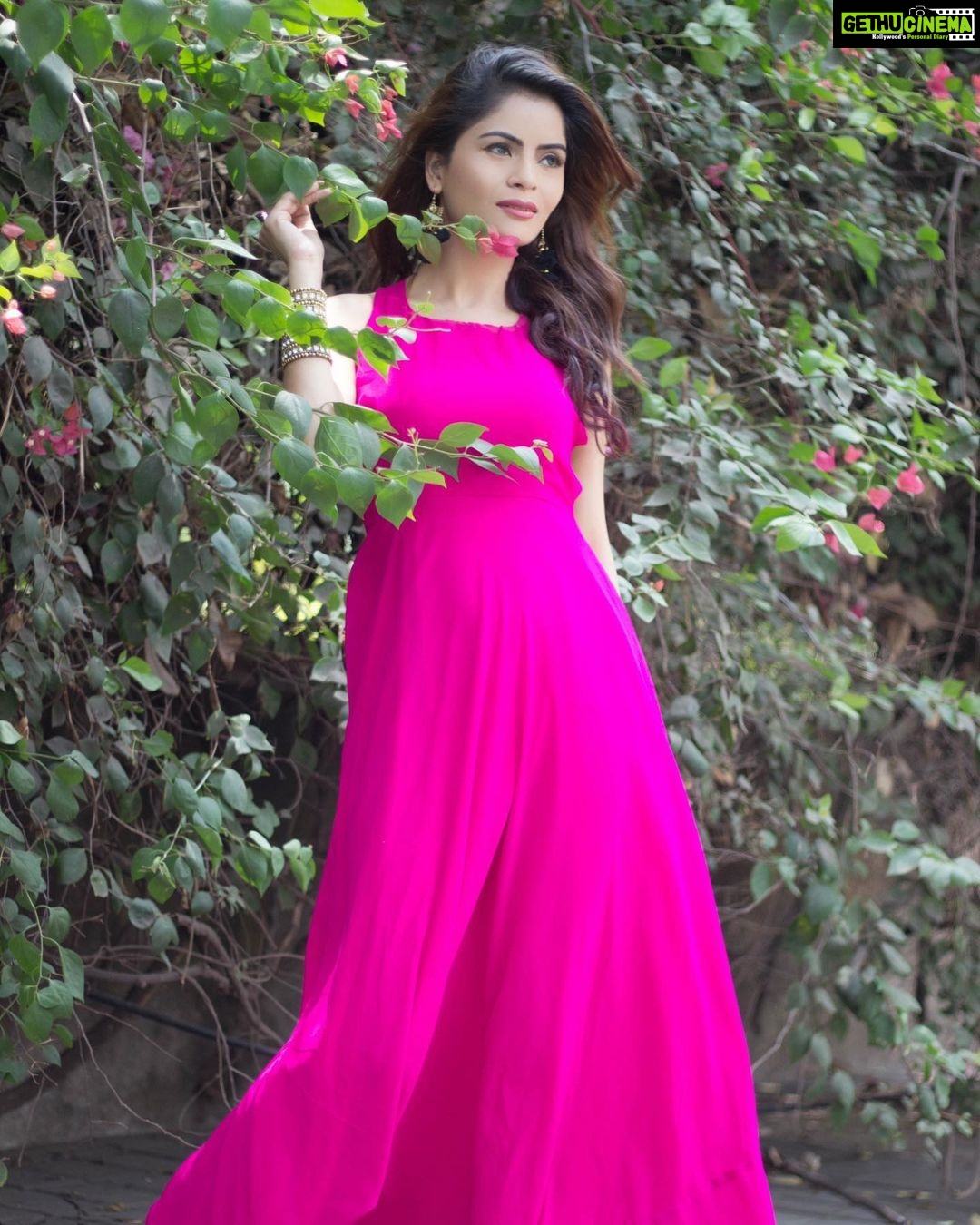 Gehana Vasisth Instagram - Who needs makeup when u r already in pink ? . . . @showxapp @geggybikini . . #pink #pinkdress #happy #life #love #trending