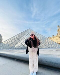 Grace Antony Instagram - Make an effort to look at the photographs.👁️👀
.
.
#paris #eiffeltower #louvor #graceantony #france