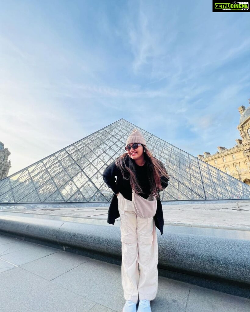 Grace Antony Instagram - Make an effort to look at the photographs.👁️👀 . . #paris #eiffeltower #louvor #graceantony #france
