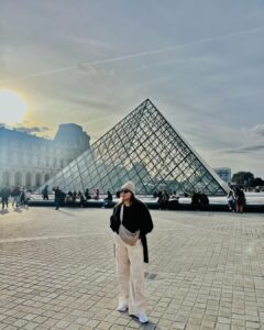 Grace Antony Instagram - Make an effort to look at the photographs.👁️👀
.
.
#paris #eiffeltower #louvor #graceantony #france