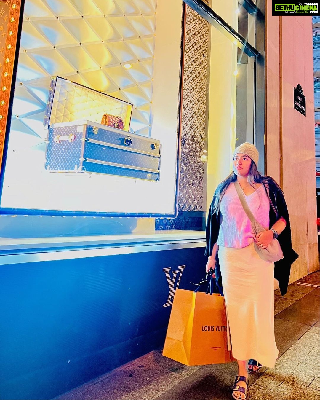 Grace Antony Instagram - Candy Crush 🍭🍬 . . . . . 📸 @teresajunie #paris #vacation #europe #parís #graceantony