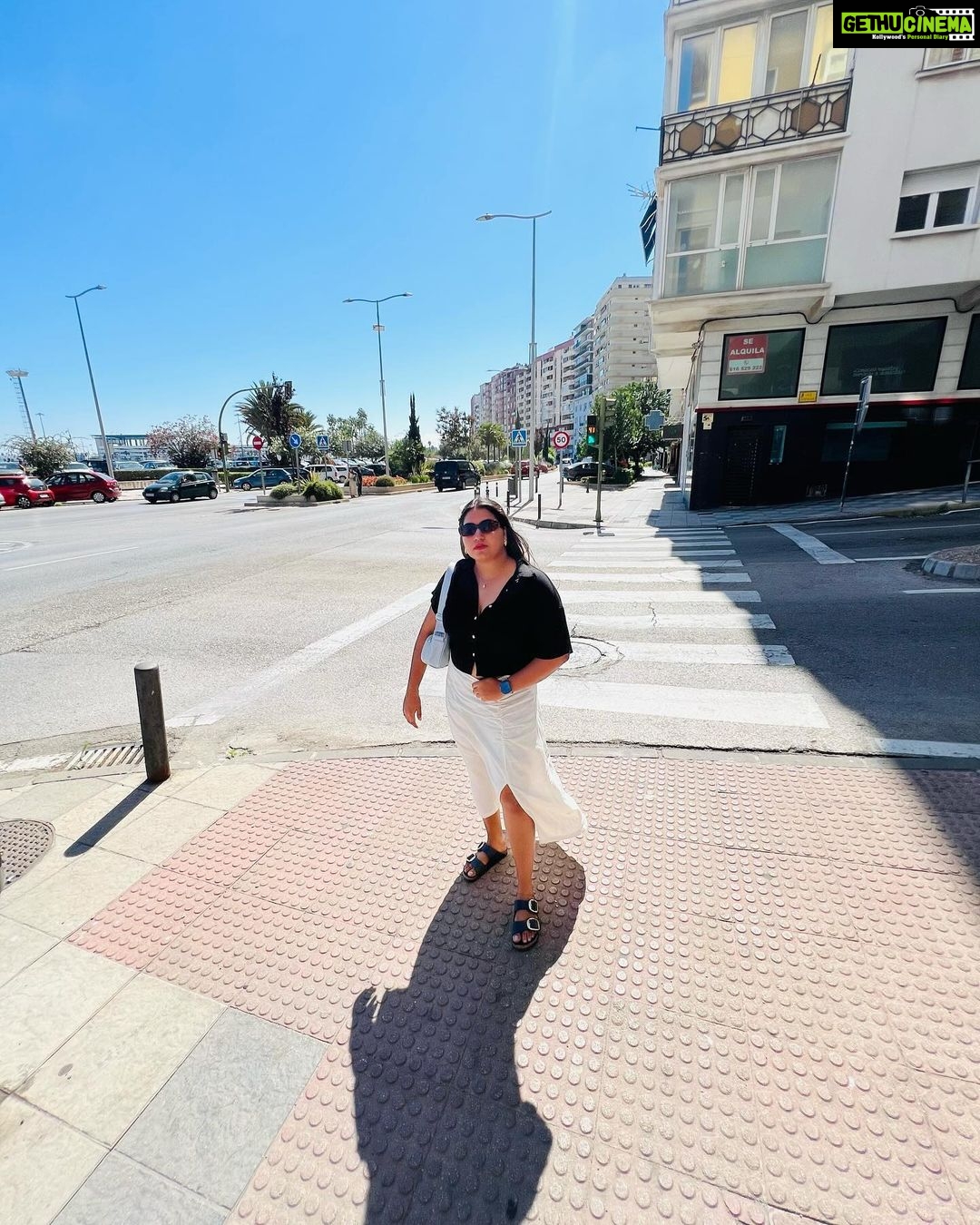 Grace Antony Instagram - Hola….🖤🤍🩵 . . . . . 📸 @teresajunie #algesiras #españa #vacation #graceantony Algeciras, España