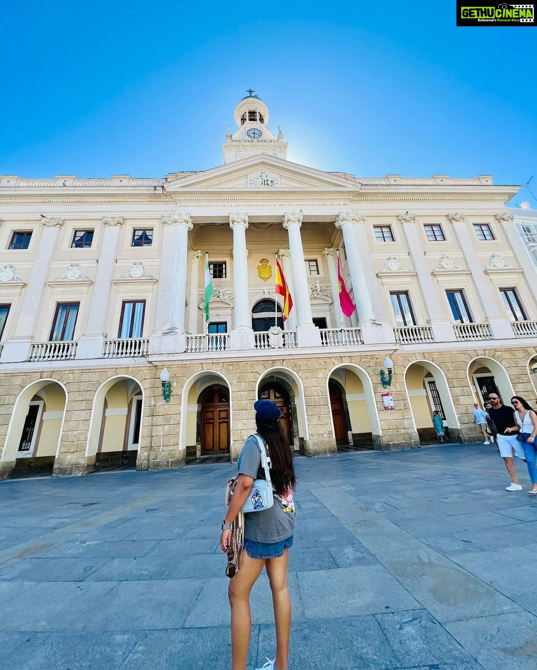Grace Antony Instagram - Estoy en camino..⏳ . . . . 📸 @teresajunie #vacation #europe #cadiz #cadizoldtown #graceantony Cadiz Old Town