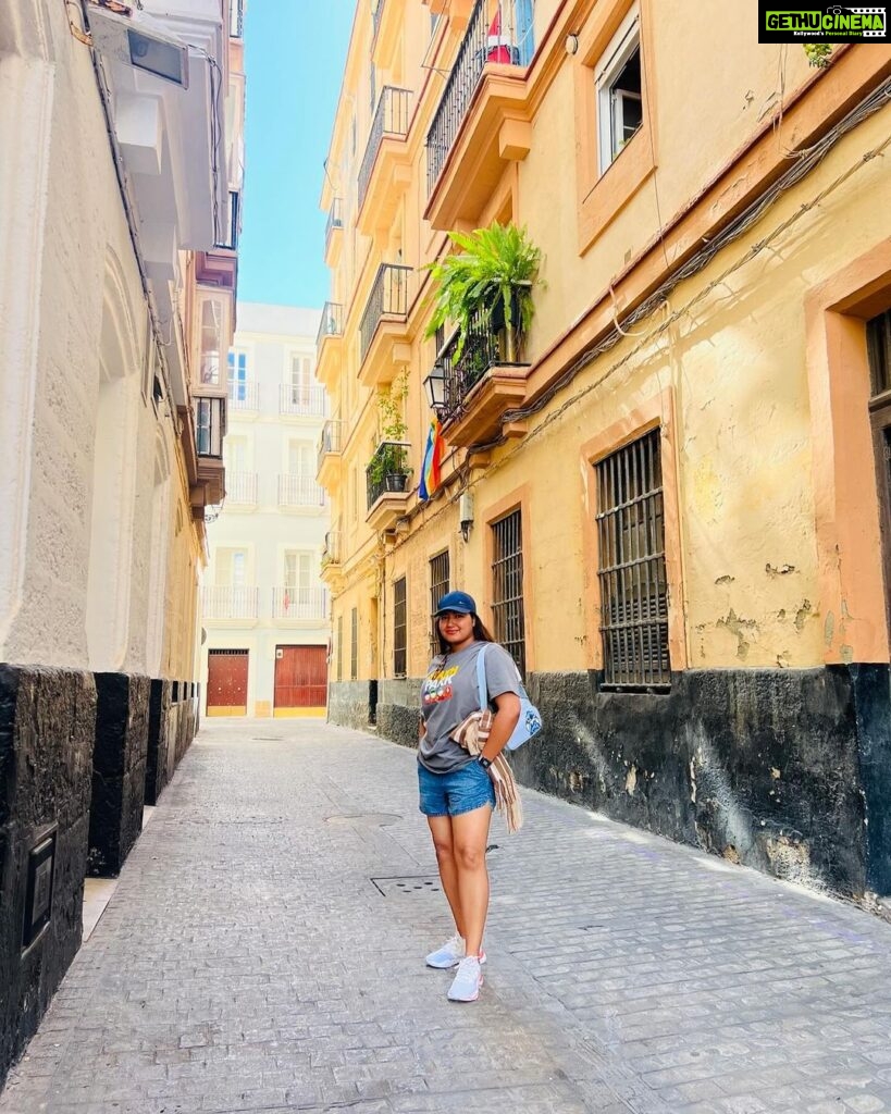 Grace Antony Instagram - Estoy en camino..⏳ . . . . 📸 @teresajunie #vacation #europe #cadiz #cadizoldtown #graceantony Cadiz Old Town