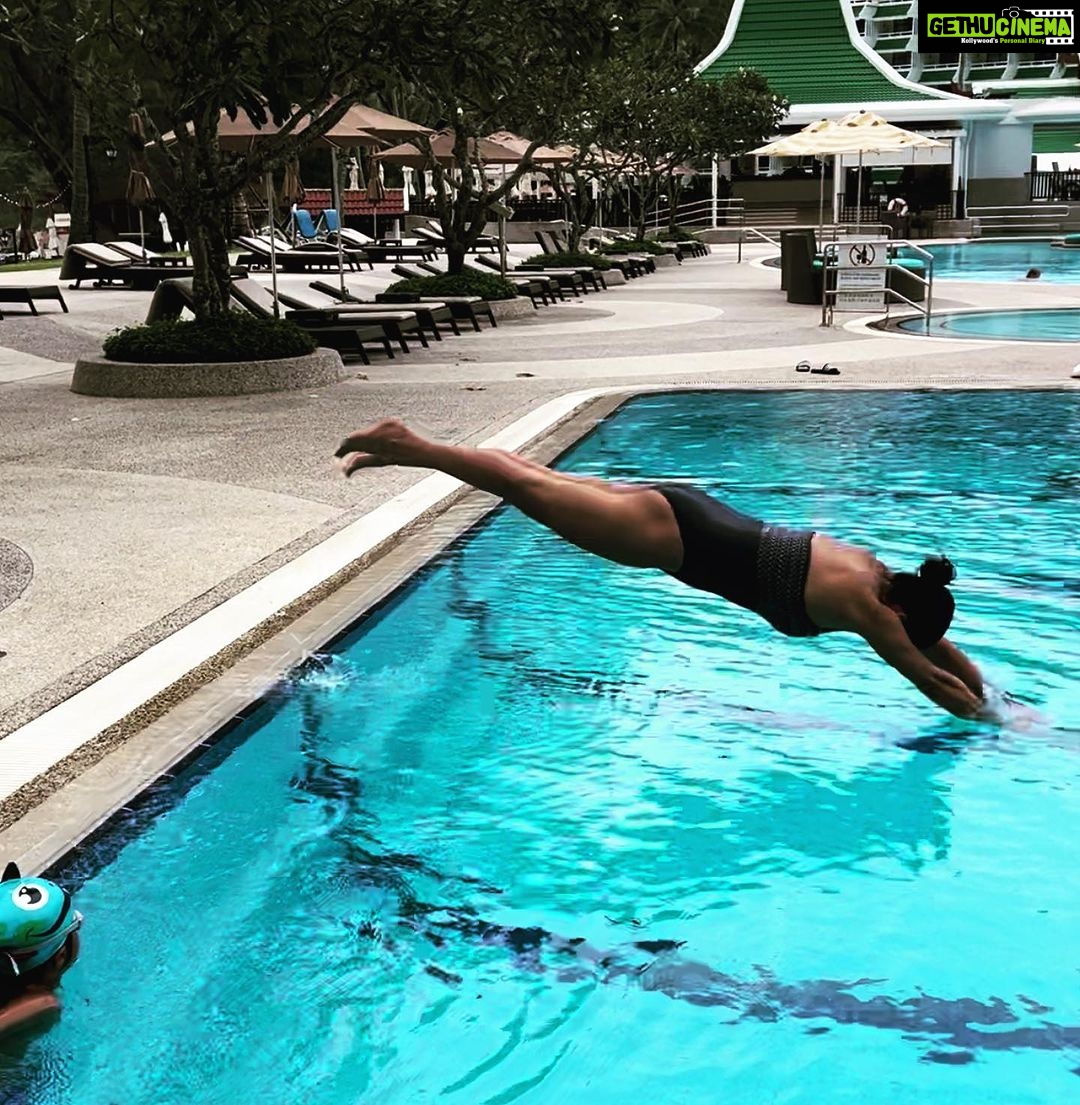 Gul Panag Instagram - Diving into week like. #mondaymotivation Honestly speaking, I am not motivated every day. In fact there are days at end when I’m not motivated at all. And then I remind myself that I have to beat that feeling with discipline and consistency. This is what works for me. Have a great day and a great week and don’t forget to slay. 💪🏻 P.S Couldn’t agree more with my friend @jasminesandlas when she says , “But then I have to remind myself That I'm built to last, made to soar And that I'm a f*****g savage!