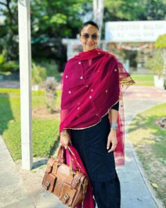Gul Panag Instagram - There’s something magical about the weather, that I can’t quite describe. Not warm. Not cold. Just right. It’s the kind of weather you wait the whole year for. P.S. New suit. With 40 year old Dupatta belonging ( formerly) to my mother in law. This is the first time I have reverse engineered a suit from a Dupatta. And I’m really excited. 🤩 I know, the pros have been doing it forever, but it’s such a novelty for me. That, and wearing a suit . #NotetoSelf Must wear suits more often. Because I think, ਮੈਨੂ ਸੂਟ suit ਕਰਦਾ.😅 I love wearing suits. But never end up wearing them more than 7-8 times a year. Usually only on special occasions that justify ironing. 😅 Santushti