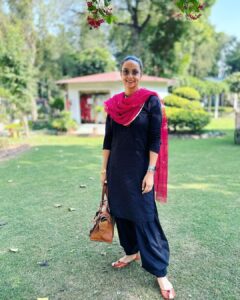Gul Panag Instagram - There’s something magical about the weather, that I can’t quite describe.  Not warm. Not cold. Just right. It’s the kind of weather you  wait the whole year for.

P.S.
New suit. With 40 year old Dupatta  belonging ( formerly) to my mother in law.  This is the first time I have  reverse engineered a suit from a Dupatta. And I’m really excited. 🤩
I know, the pros have been doing it forever, but it’s such a novelty for me. That, and wearing a suit . 

#NotetoSelf

Must wear suits more often. 
Because I think, ਮੈਨੂ ਸੂਟ suit ਕਰਦਾ.😅

I love wearing suits. But never end up wearing them more than 7-8 times a year.  Usually only on special occasions that justify ironing. 😅