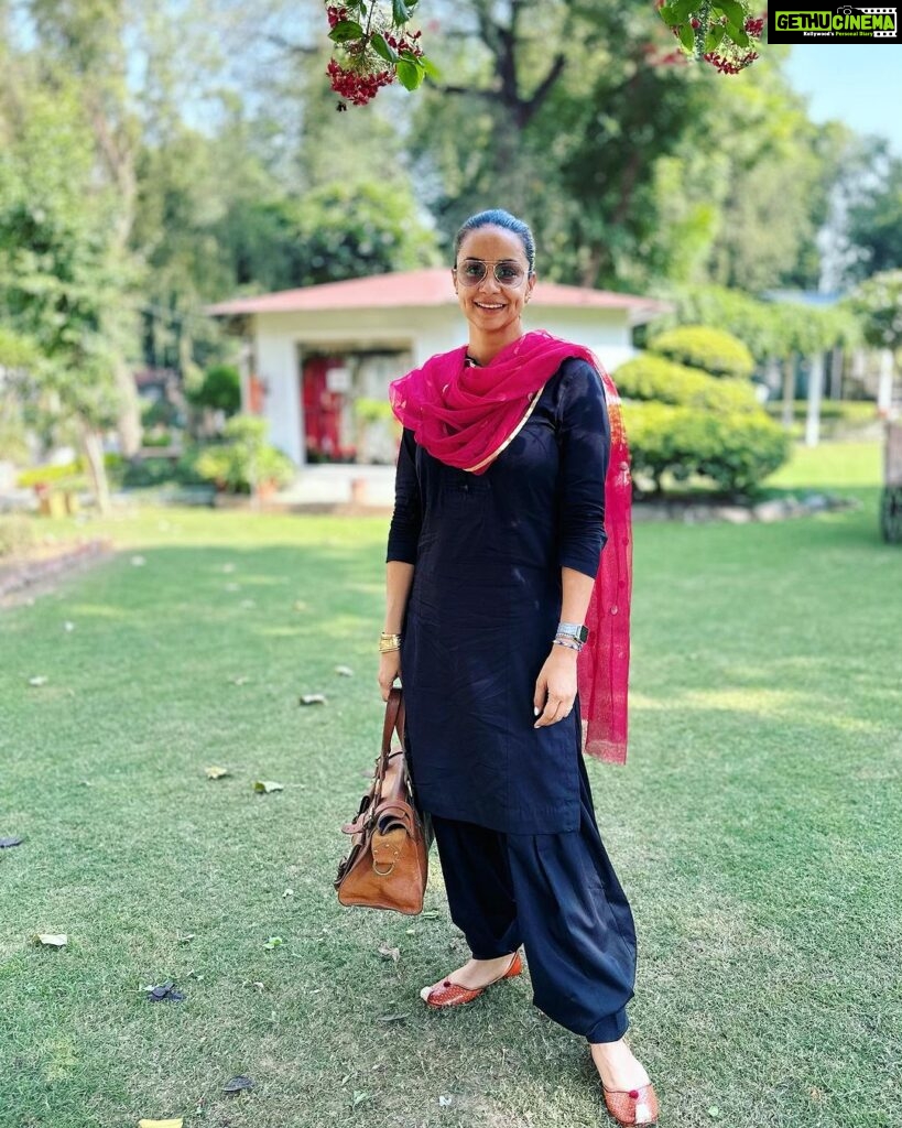 Gul Panag Instagram - There’s something magical about the weather, that I can’t quite describe. Not warm. Not cold. Just right. It’s the kind of weather you wait the whole year for. P.S. New suit. With 40 year old Dupatta belonging ( formerly) to my mother in law. This is the first time I have reverse engineered a suit from a Dupatta. And I’m really excited. 🤩 I know, the pros have been doing it forever, but it’s such a novelty for me. That, and wearing a suit . #NotetoSelf Must wear suits more often. Because I think, ਮੈਨੂ ਸੂਟ suit ਕਰਦਾ.😅 I love wearing suits. But never end up wearing them more than 7-8 times a year. Usually only on special occasions that justify ironing. 😅 Santushti