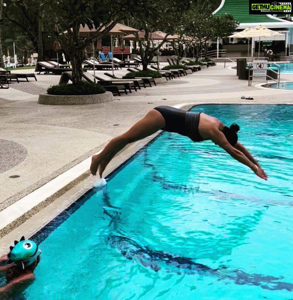 Gul Panag Instagram - Diving into week like. #mondaymotivation Honestly speaking, I am not motivated every day. In fact there are days at end when I’m not motivated at all. And then I remind myself that I have to beat that feeling with discipline and consistency. This is what works for me. Have a great day and a great week and don’t forget to slay. 💪🏻 P.S Couldn’t agree more with my friend @jasminesandlas when she says , “But then I have to remind myself That I'm built to last, made to soar And that I'm a f*****g savage!
