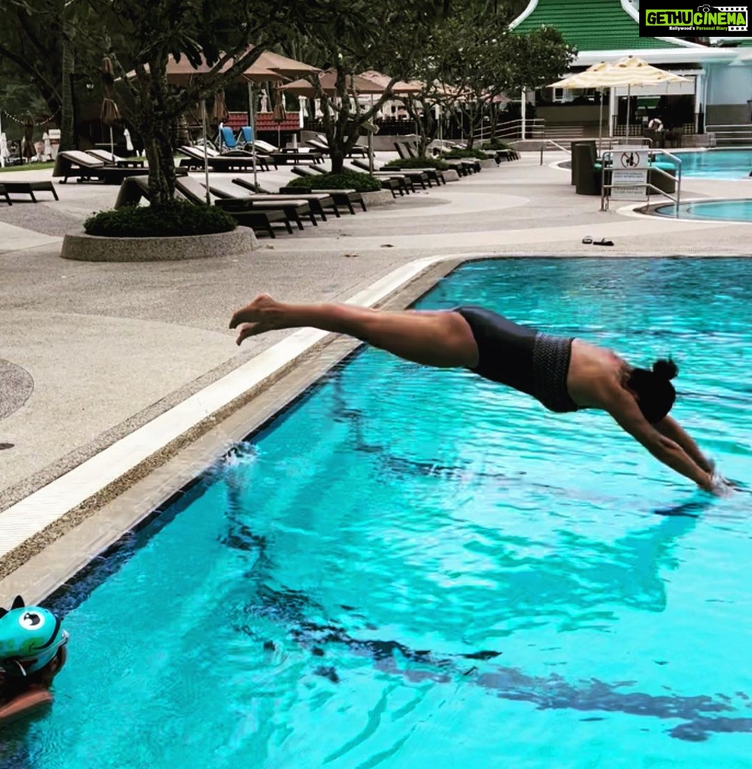 Gul Panag Instagram - Diving into week like. #mondaymotivation Honestly speaking, I am not motivated every day. In fact there are days at end when I’m not motivated at all. And then I remind myself that I have to beat that feeling with discipline and consistency. This is what works for me. Have a great day and a great week and don’t forget to slay. 💪🏻 P.S Couldn’t agree more with my friend @jasminesandlas when she says , “But then I have to remind myself That I'm built to last, made to soar And that I'm a f*****g savage!