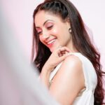 Gurleen Chopra Instagram - HAPPY KARWACHAUTH EVERYONE BE LOYAL BE TRUE TO YOUR PATNER 👩‍❤️‍👨 SAADA PYAR BANIYA RAHE SARIYA DA 🙏 … . . . . . Styled by @Rimadidthat Muah @maneeshanathmuah_adara Photographer @akashbhingare13 Jewellery @overrated92.5silver