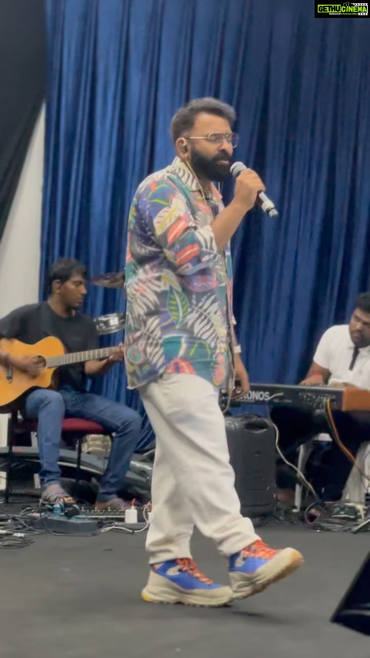 Haricharan Instagram - @musicsanthosh rehearsing my fav Kaadhal Kappal for @yaazh.gaanam
