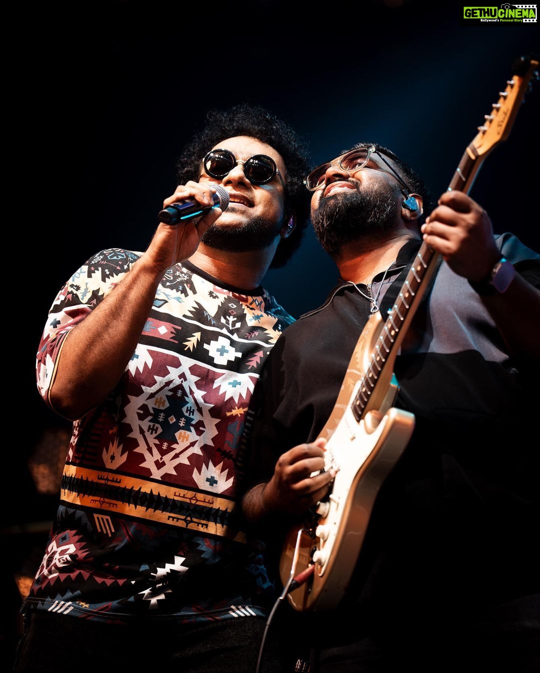 Haricharan Instagram - A.R.Rahman Live in Germany - 29.09🇩🇪 @haricharanmusic @kebajer 📸 - @ashpix.frames x @sajiik_fpv Westfahlenhalle
