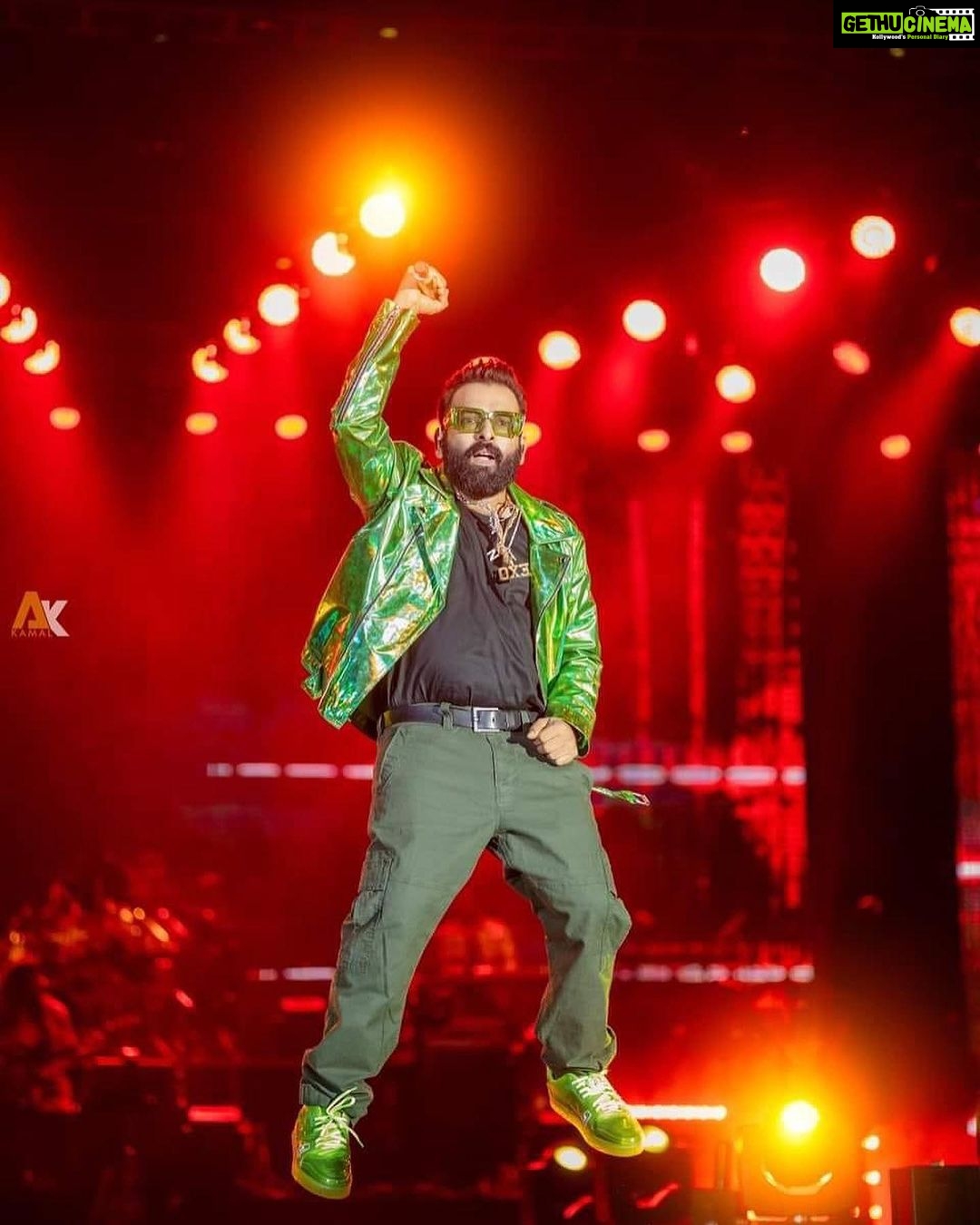 Haricharan Instagram - YaazhpaaNam endra Jaffna ❤️🔥Historic concert indeed with a 40,000+ Crowd , Killer Band , genuine artists and Unseen Production. #yaazhgaanam was an astounding success. Thank you @meenakshi_santhoshnarayanan & @musicsanthosh for making this possible