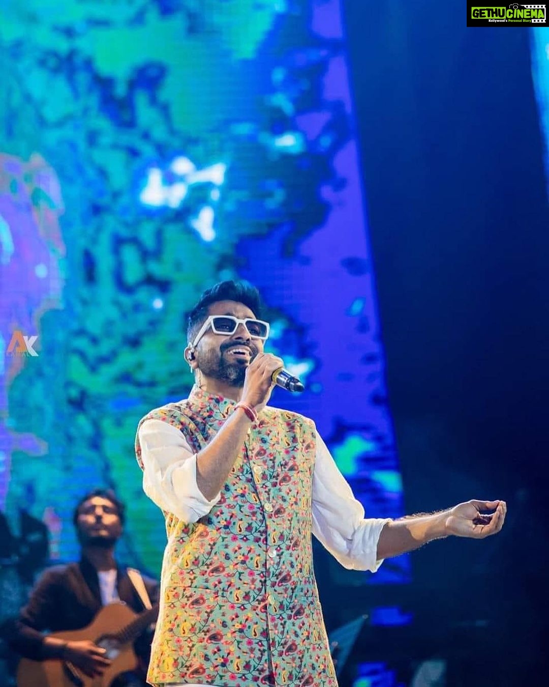 Haricharan Instagram - YaazhpaaNam endra Jaffna ❤️🔥Historic concert indeed with a 40,000+ Crowd , Killer Band , genuine artists and Unseen Production. #yaazhgaanam was an astounding success. Thank you @meenakshi_santhoshnarayanan & @musicsanthosh for making this possible
