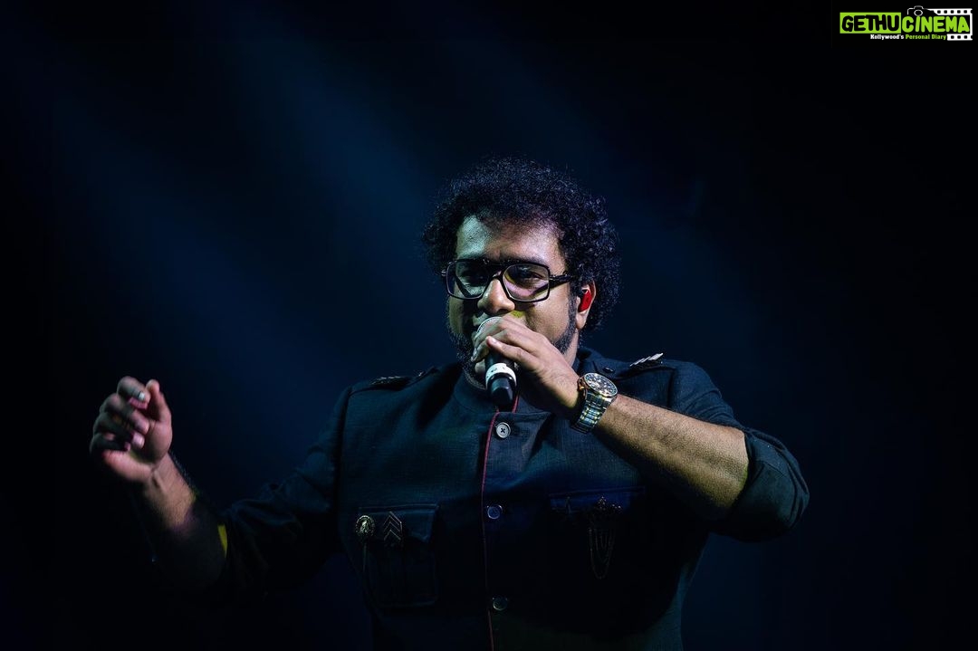 Haricharan Instagram - Innum Konjam Isai Tour 2023 featuring Vijay Yesudas, Shweta Mohan and Haricharan Seshadri in Birmingham and London 🎶 Capturing the electrifying energy of the trio’s concert! 🎤🔥 From the heart-pounding beats to the soul-stirring melodies, they took the stage by storm. A night filled with music, passion, and pure talent. Witness the highlights of an unforgettable performance. 🎵✨ Event organiser: @ukeventlife Tour manager: @njadoonanan Outfits: @bridal__empire_parisdubai Band: @bennetandtheband Hosts: @anusrisnair @ranyajac Hair and Makeup: @jansika_s and @bridal__empire_parisdubai