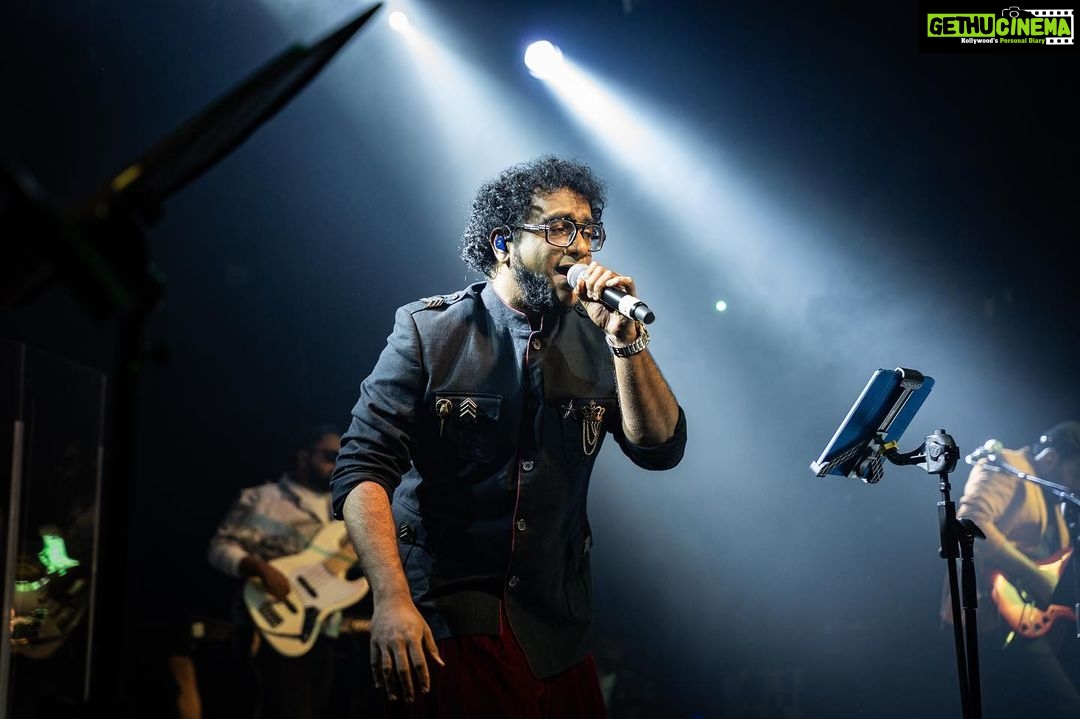 Haricharan Instagram - Innum Konjam Isai Tour 2023 featuring Vijay Yesudas, Shweta Mohan and Haricharan Seshadri in Birmingham and London 🎶 Capturing the electrifying energy of the trio’s concert! 🎤🔥 From the heart-pounding beats to the soul-stirring melodies, they took the stage by storm. A night filled with music, passion, and pure talent. Witness the highlights of an unforgettable performance. 🎵✨ Event organiser: @ukeventlife Tour manager: @njadoonanan Outfits: @bridal__empire_parisdubai Band: @bennetandtheband Hosts: @anusrisnair @ranyajac Hair and Makeup: @jansika_s and @bridal__empire_parisdubai