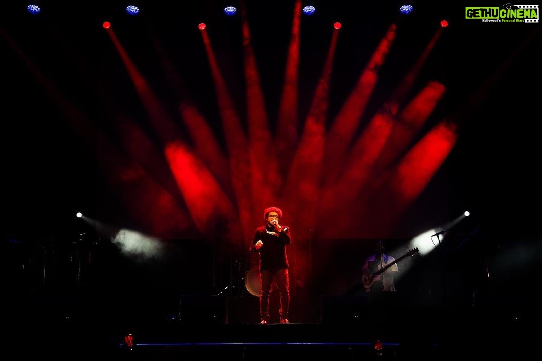 Haricharan Instagram - Innum Konjam Isai Tour 2023 featuring Vijay Yesudas, Shweta Mohan and Haricharan Seshadri in Birmingham and London 🎶 Capturing the electrifying energy of the trio’s concert! 🎤🔥 From the heart-pounding beats to the soul-stirring melodies, they took the stage by storm. A night filled with music, passion, and pure talent. Witness the highlights of an unforgettable performance. 🎵✨ Event organiser: @ukeventlife Tour manager: @njadoonanan Outfits: @bridal__empire_parisdubai Band: @bennetandtheband Hosts: @anusrisnair @ranyajac Hair and Makeup: @jansika_s and @bridal__empire_parisdubai