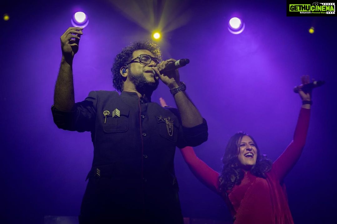 Haricharan Instagram - Innum Konjam Isai Tour 2023 featuring Vijay Yesudas, Shweta Mohan and Haricharan Seshadri in Birmingham and London 🎶 Capturing the electrifying energy of the trio’s concert! 🎤🔥 From the heart-pounding beats to the soul-stirring melodies, they took the stage by storm. A night filled with music, passion, and pure talent. Witness the highlights of an unforgettable performance. 🎵✨ Event organiser: @ukeventlife Tour manager: @njadoonanan Outfits: @bridal__empire_parisdubai Band: @bennetandtheband Hosts: @anusrisnair @ranyajac Hair and Makeup: @jansika_s and @bridal__empire_parisdubai