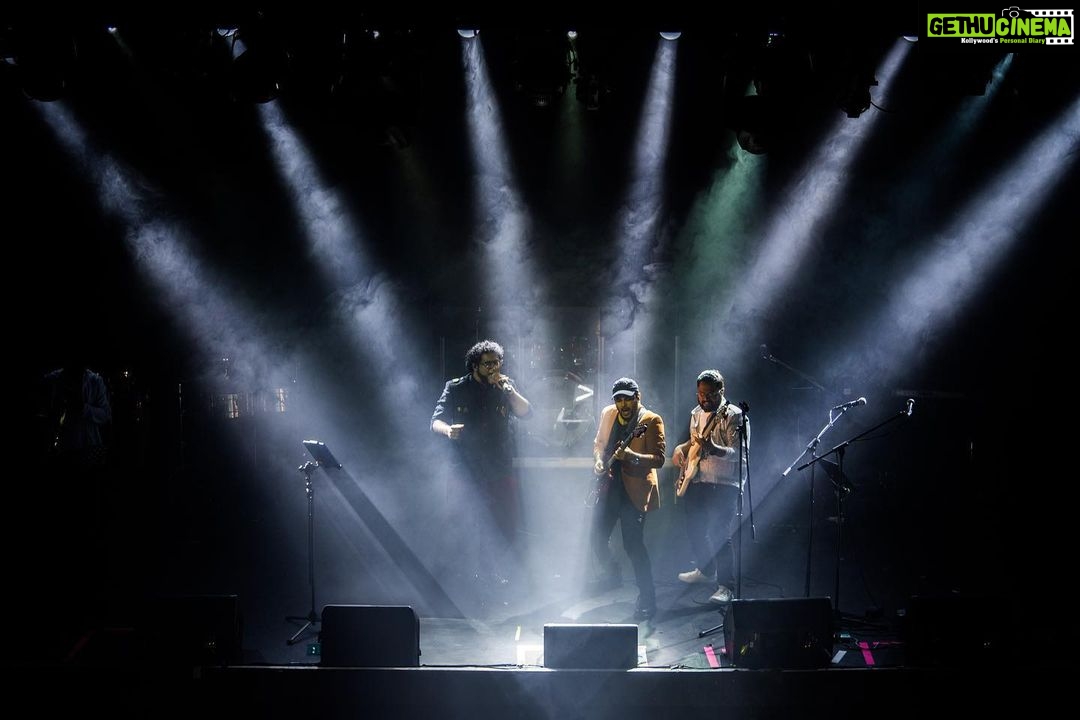 Haricharan Instagram - Innum Konjam Isai Tour 2023 featuring Vijay Yesudas, Shweta Mohan and Haricharan Seshadri in Birmingham and London 🎶 Capturing the electrifying energy of the trio’s concert! 🎤🔥 From the heart-pounding beats to the soul-stirring melodies, they took the stage by storm. A night filled with music, passion, and pure talent. Witness the highlights of an unforgettable performance. 🎵✨ Event organiser: @ukeventlife Tour manager: @njadoonanan Outfits: @bridal__empire_parisdubai Band: @bennetandtheband Hosts: @anusrisnair @ranyajac Hair and Makeup: @jansika_s and @bridal__empire_parisdubai