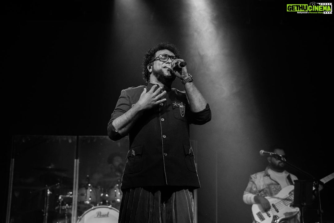 Haricharan Instagram - Innum Konjam Isai Tour 2023 featuring Vijay Yesudas, Shweta Mohan and Haricharan Seshadri in Birmingham and London 🎶 Capturing the electrifying energy of the trio’s concert! 🎤🔥 From the heart-pounding beats to the soul-stirring melodies, they took the stage by storm. A night filled with music, passion, and pure talent. Witness the highlights of an unforgettable performance. 🎵✨ Event organiser: @ukeventlife Tour manager: @njadoonanan Outfits: @bridal__empire_parisdubai Band: @bennetandtheband Hosts: @anusrisnair @ranyajac Hair and Makeup: @jansika_s and @bridal__empire_parisdubai