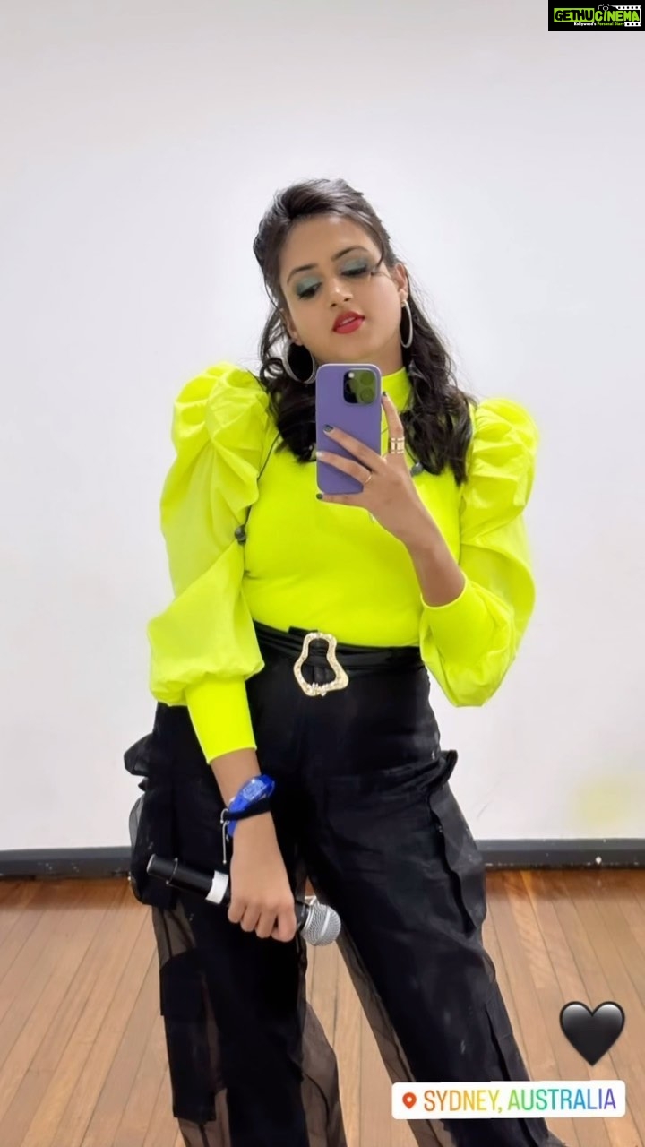 Harika Narayan Instagram - And that’s how we Party on stage🔥🎵❤️ . . . #throwbacktuesday #sydney #ichipaadtour #euphoric #love #liveconcert #highonmusic #performance