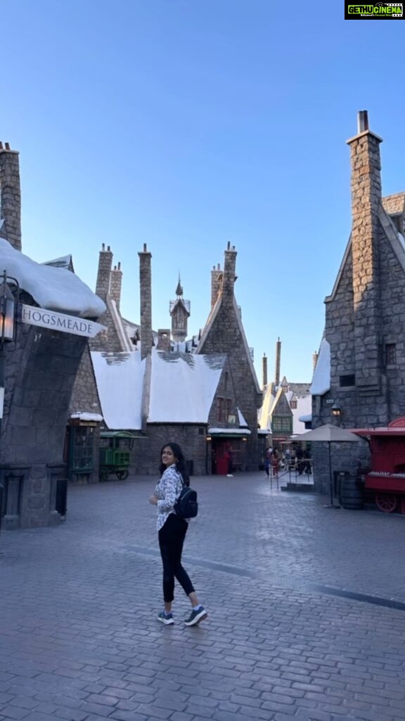 Harika Narayan Instagram - This Birthday has been extra special to this potterhead as she gets to celebrate in Hogwarts🧙🪄🧹✨ . . . And to the one who made it possible @prudhvinath_vempati ❤ #birthday #celebration #harrypotter #potterhead #foreverfangirl #universalstudios #hollywood #wizardworld