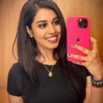 Haripriya Instagram - Smile please… 📸 “When life gives you 100 reasons to cry, show life that you have 1000reasons to smile” #smile #peace #believeingod . . . #Haripriya #haripriyasinger #mirrorselfie Hyderabad